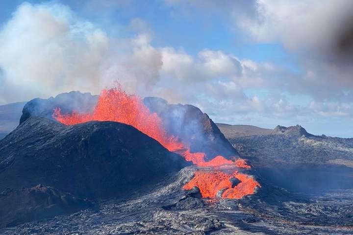 Sigurður á spariskónum að eldgosinu – MYNDIR – Gífurlegar breytingar í Geldingadölum