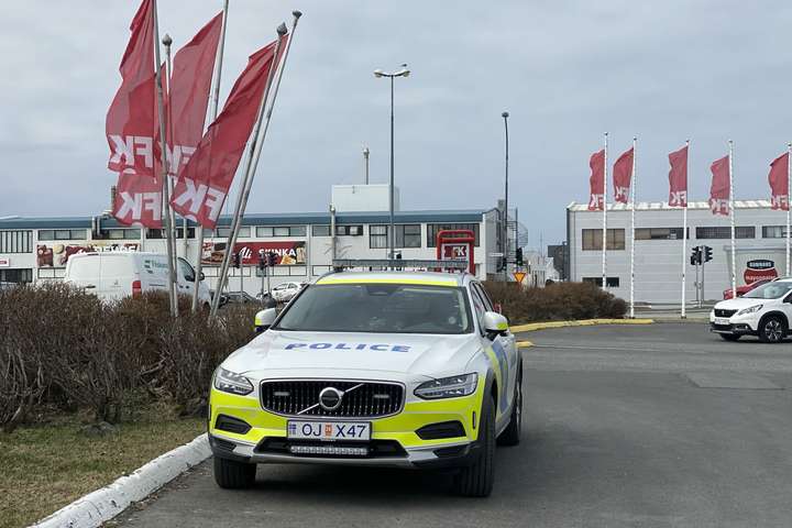 Hópur manna réðst að ungum pilti sem þeir ógnuðu með hníf og skemmdu hjólið hans