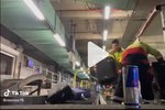 Svona fara flugvallarstarfsmenn með farangurinn okkar – MYNDBAND