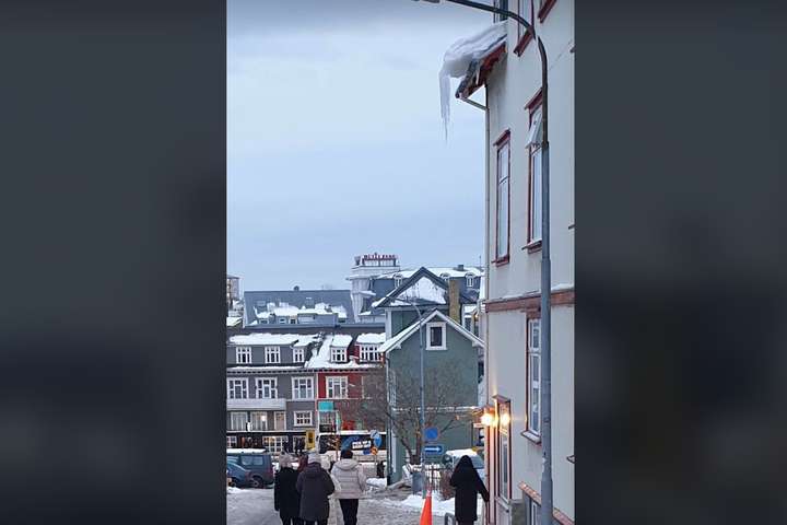 Illugi segir þetta grýlukerti í miðbænum lífshættulegt: „Engin leið að ná sambandi við eigendur“
