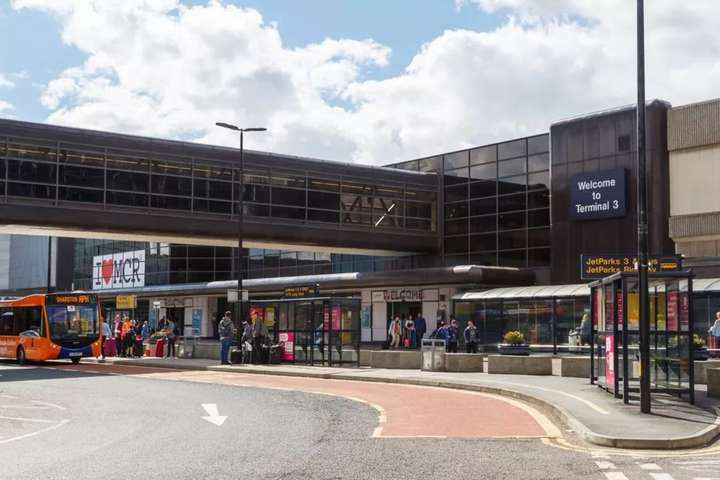 Ungur maður lést á Manchester-flugvelli eftir handtöku – Talinn hafa gleypt poka af kókaíni