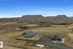 Einbýlishús með einu stærsta DVD-safni landsins sett á sölu – Stytta af frægu illmenni í stofunni