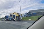 Farmur eyðilagðist á Reykjanesbraut – Ljósmyndir