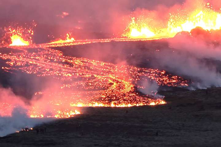 Tugir manna í hættu við eldgosið