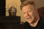 Jón Gnarr heldur upp á hrekkjavöku sem Kári Stefánsson: „Ég stóðst ekki freistinguna“