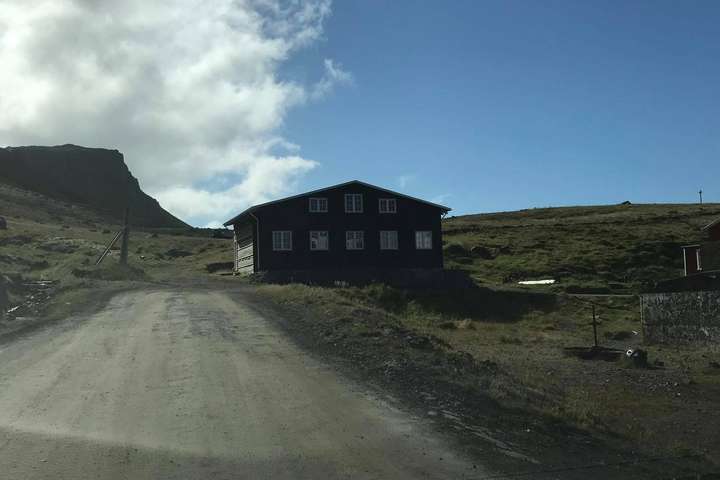 Fjölskylda oddvita reisti byggingu án leyfa á landi sem hún á ekki