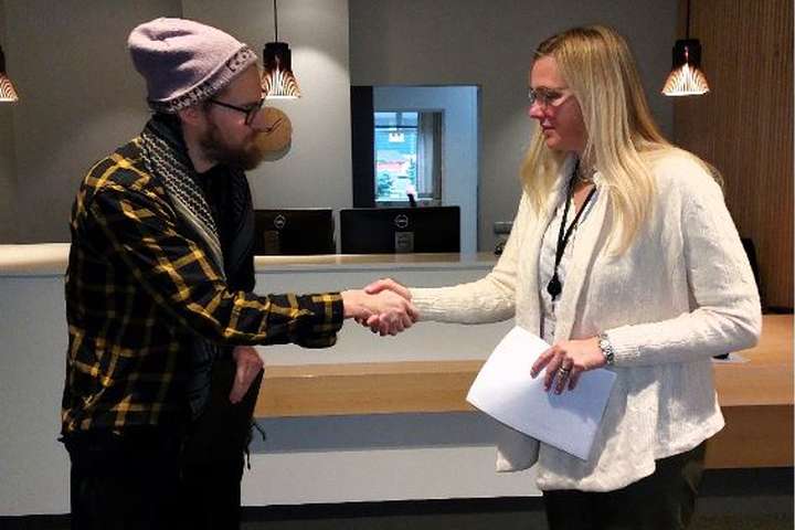 Afhentu bæjarstjóra Akureyrar undirskriftarsöfnun: „Sniðganga á Rapyd sendir sterk skilaboð“