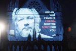 Vörpuðu upplýsingum um Assange á kennileiti Lundúna: „Ofsóttur fyrir að stunda blaðamennsku“