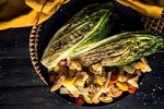 Grillað romain-salat með brauðteningum, bökuðum tómötum og kjúklingi