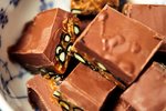 Geggjað karamellukornfleksnammi með lakkrísbitum