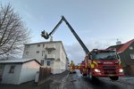 Slökkviliðið kallað út til að ná brotnu loftneti af þaki