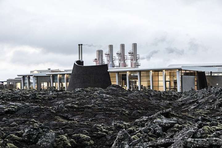 ,,Það hefur verið að falla niður úr loftinu“ – Starfsfólk HS orku vinnur með hjálma á höfði