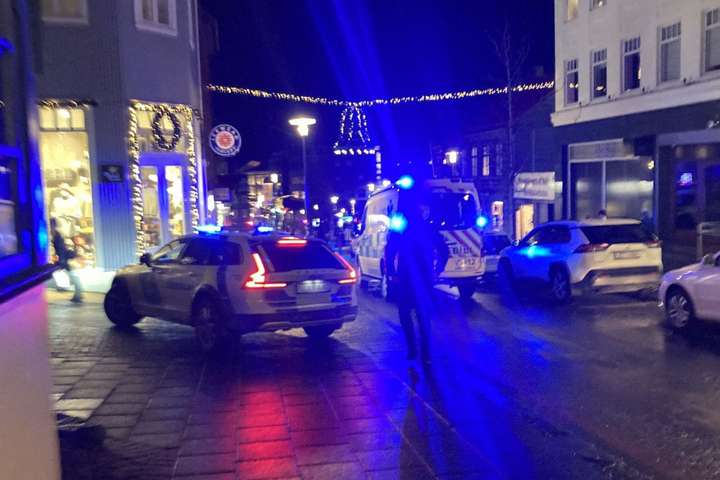 Hettuklæddir hnífamenn réðust inn á Bankastræti Club – Þrír alvarlega slasaðir eftir hnífaárás