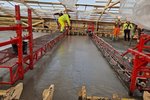 Vel gekk að steypa en vegurinn enn lokaður – Unnu samfleytt í 30 klukkustundir