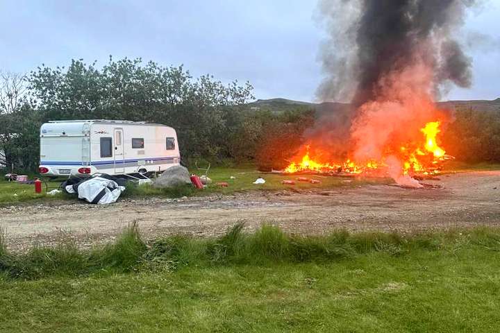 Hjólhýsi í Húsafelli fuðraði upp í nótt: „Þau tóku börnin með sér út úr brennandi húsinu“