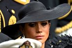 Meghan buguð af sorg við jarðarför drottningarinnar – Felldi tár og sneri sér undan