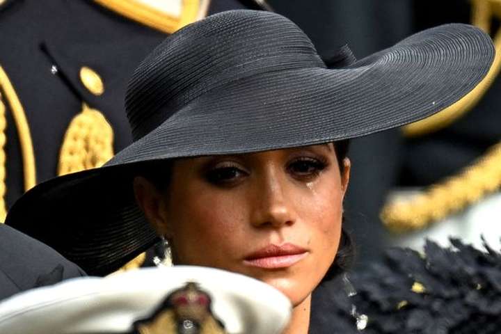 Meghan buguð af sorg við jarðarför drottningarinnar – Felldi tár og sneri sér undan
